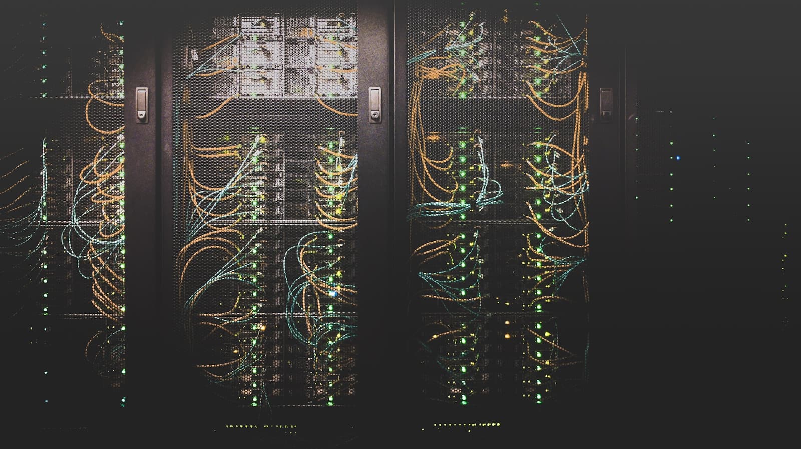 Rak server dan kabel jaringan dalam ruang pusat data