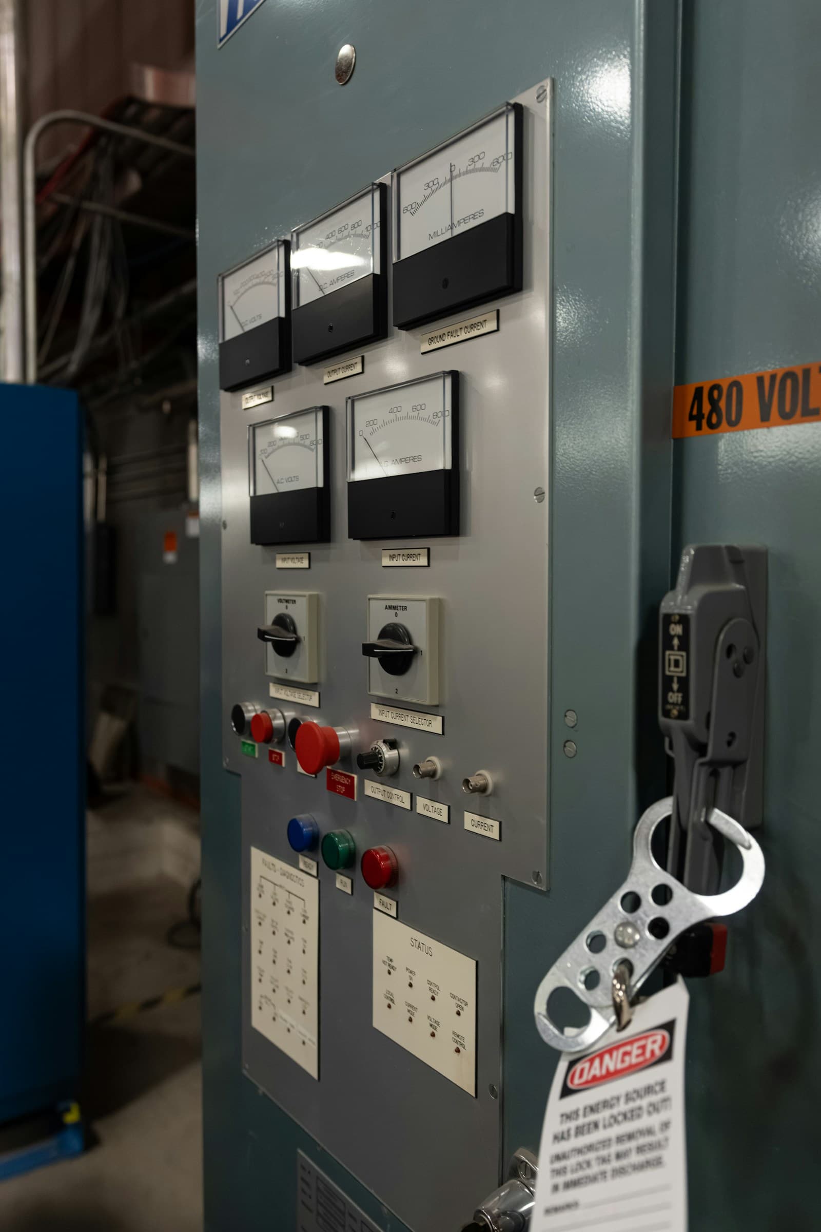 Panel kontrol industri dengan meter dan sakelar pengaman